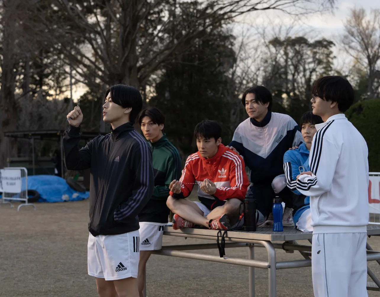  高校の陸上部仲間だった6人は、「逃走中～MISSION IN TOKYO」で再会する。