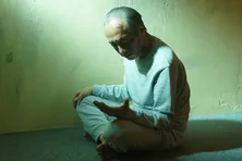 萩原利久“蒼佑”と小日向文世“灰川”の謎…第2話にして怒涛の展開が繰り広げられる<降り積もれ孤独な死よ>