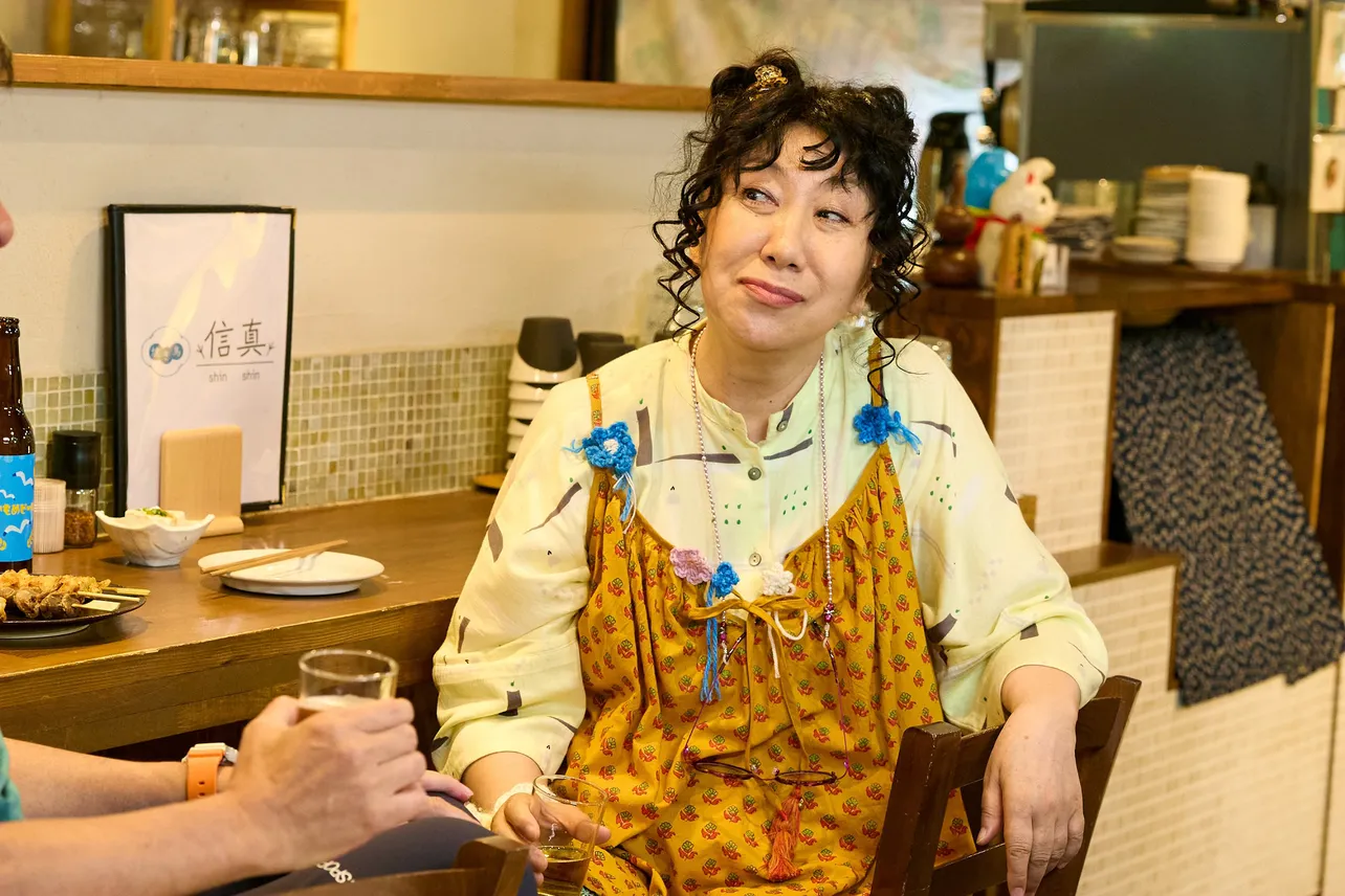 かもめ商店街にある手芸店を営む木村久子(室井滋)は、美容室「ガーベラ」と焼き鳥「信真」の常連