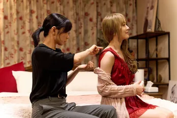 加藤史帆“彩香”&森カンナ“弘子”、出張先でダブルベッドに…「背中、塗ってくれません?」<彩香ちゃんは弘子先輩に恋してる>