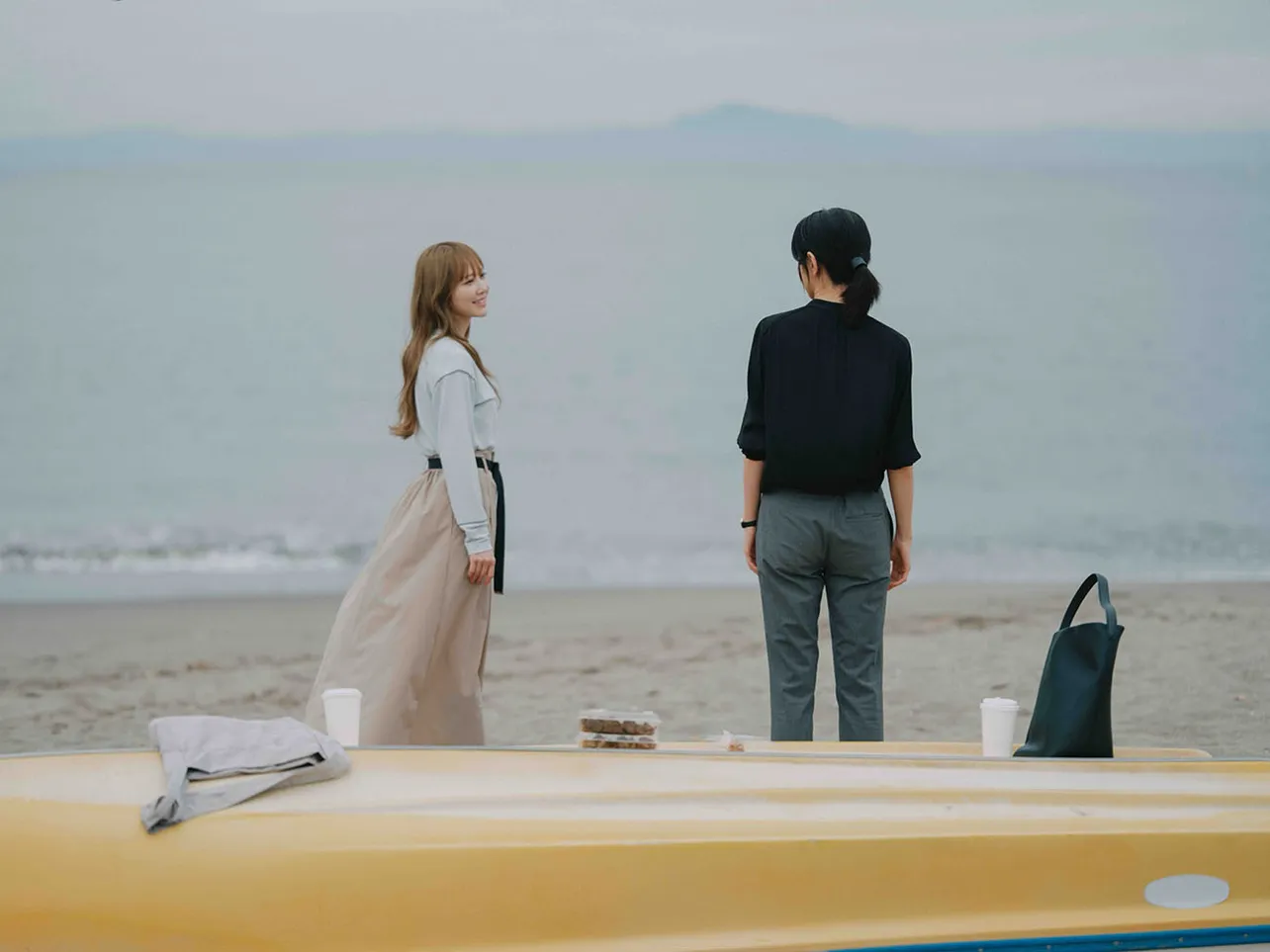【写真】海辺で森カンナ“弘子”を見つめる加藤史帆“彩香”
