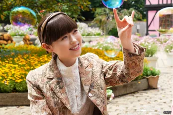 笑顔が不気味に見えてくる…福原遥“密子”が松雪泰子“夏”の前に登場 ミステリアスな第1話がTVerで配信<マル秘の密子さん>