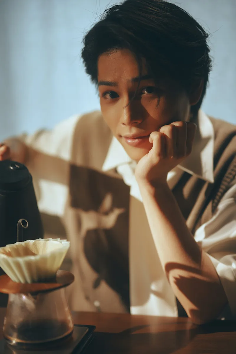 【写真】コーヒーを淹れながらこちらを見つめる飯山裕太