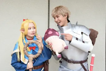 表情&ポーズにこだわる「ダンジョン飯」コスプレイヤー「鎧は軽くて折りたためる素材でできています」<acosta!>