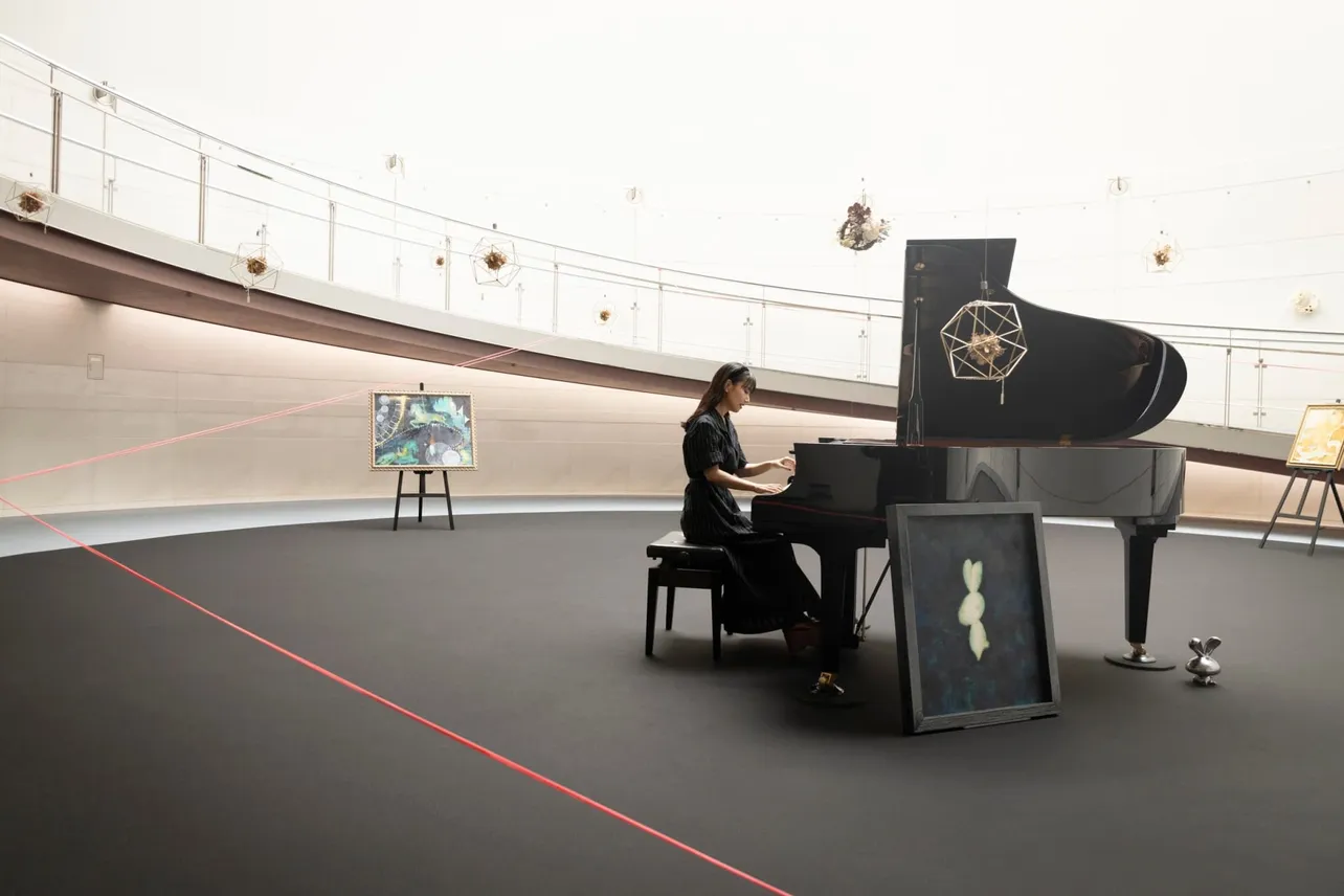 【写真】自身の作品に囲まれながらピアノを演奏する大塚愛
