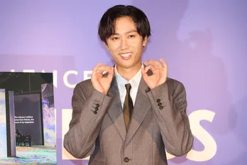 Snow Man阿部亮平、知性と気遣い炸裂の「アンバサダー就任発表会」　英語であいさつも