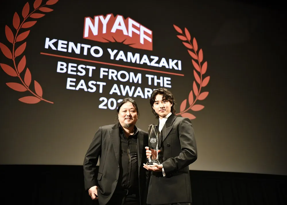 山崎賢人＆サミュエル氏(NYAFFディレクター)とフォトセッション