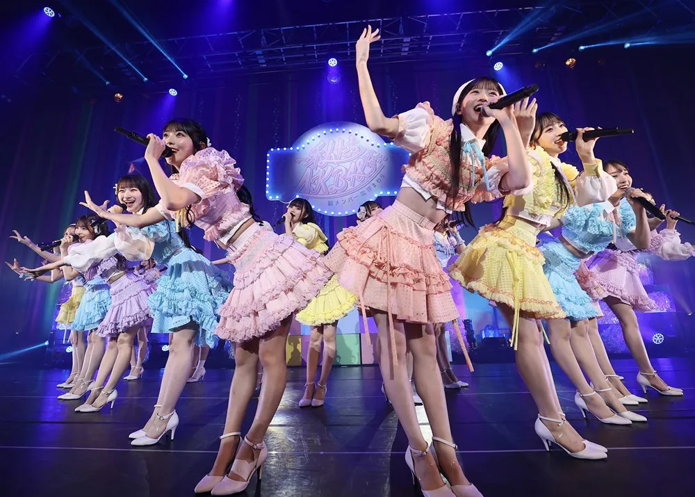 【写真】AKB48 17期生昇格記念LIVEで元気いっぱいに歌って踊るメンバーたち