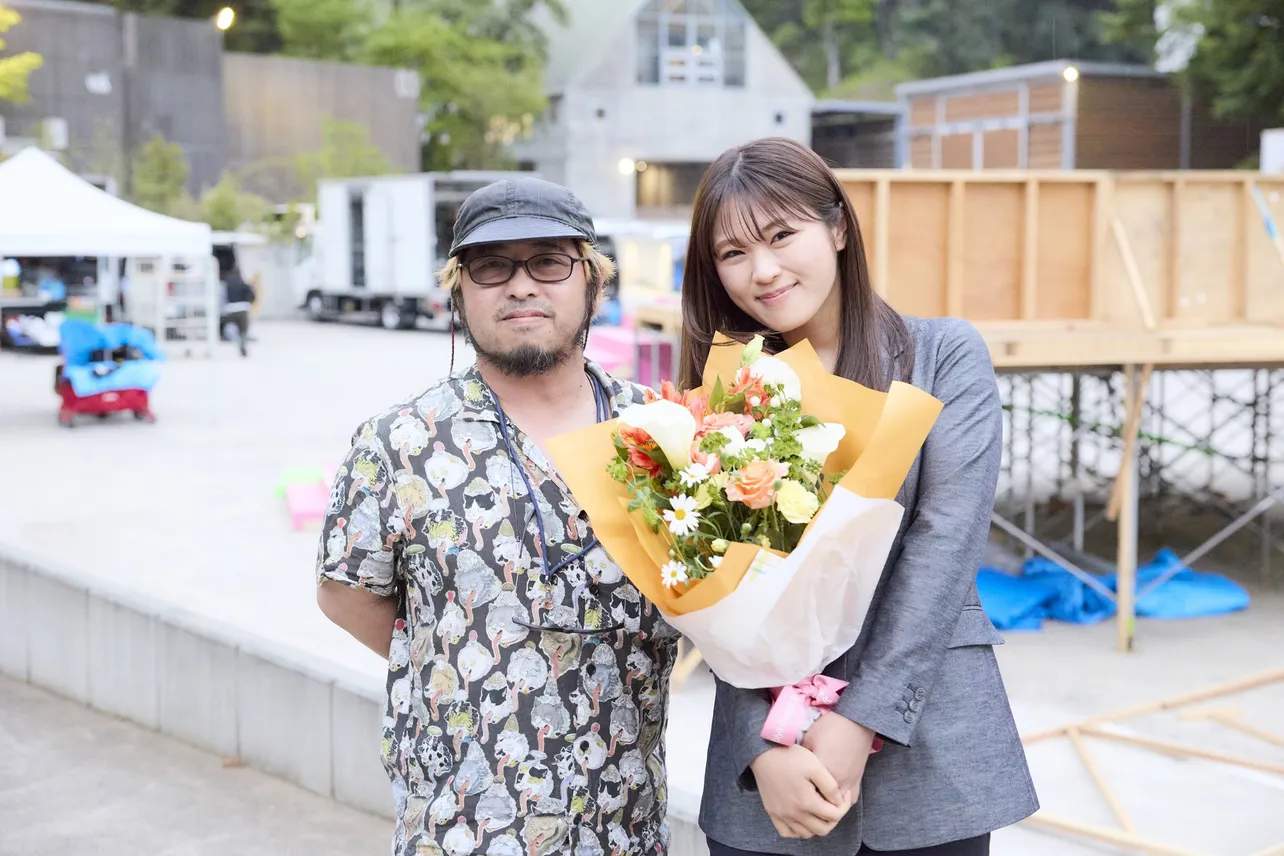 【写真】クランクアップで仲睦まじい様子を見せる渋谷凪咲と清水監督