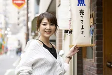 飯島直子「とりあえず笑っとけ(笑)」、冠番組「飯島直子の今夜一杯いっちゃう?」から見える“楽しく生きるコツ”