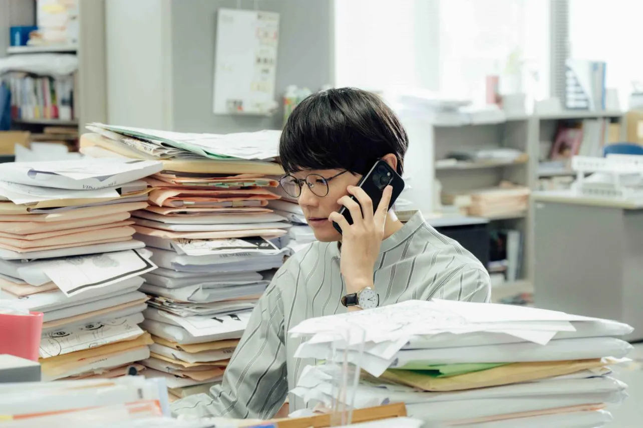 【写真】書類に囲まれたデスクで電話をかける古川雄輝“新睦月”