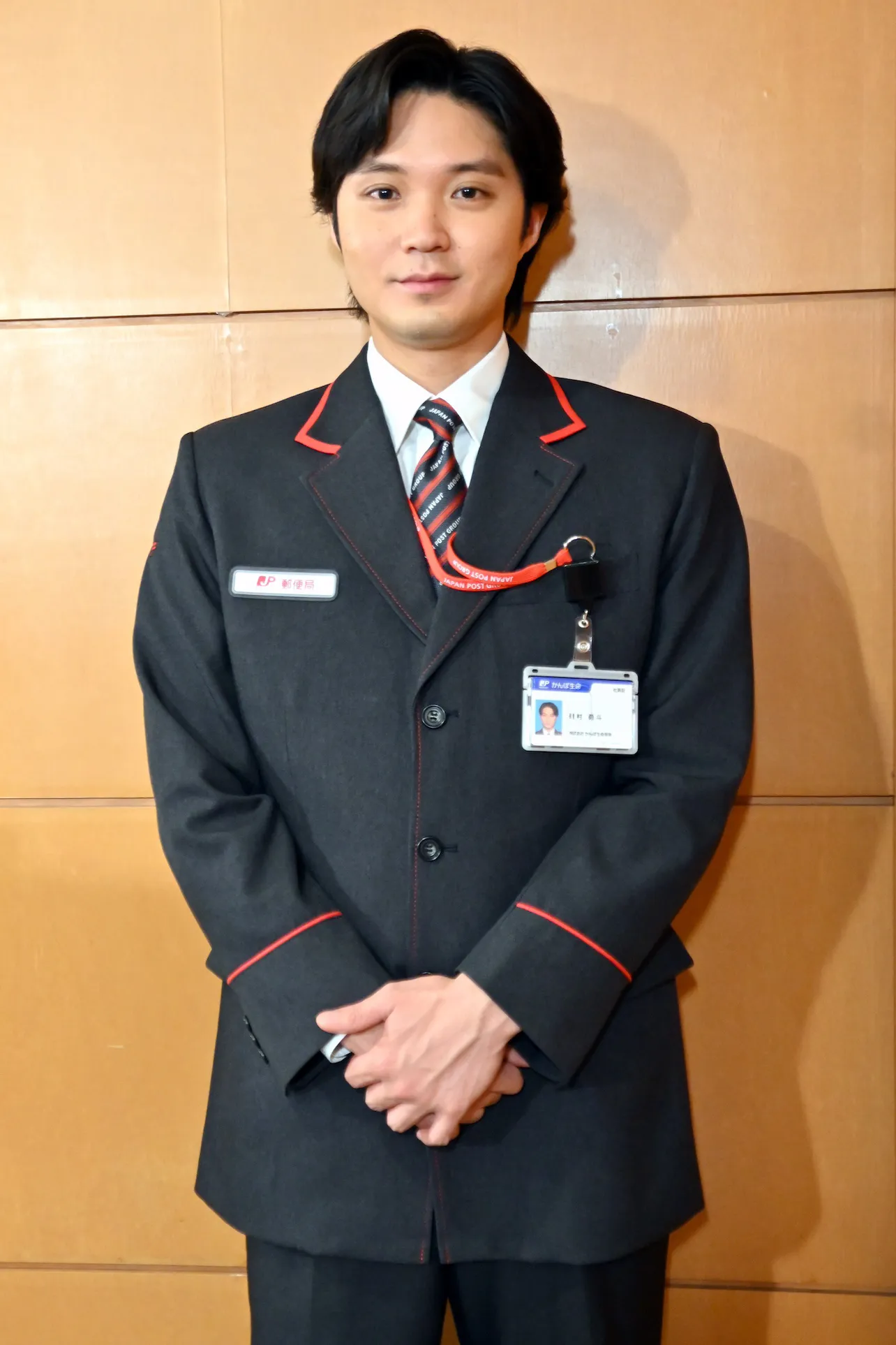 サイズを測って作られたジャストサイズの制服を着用した磯村勇斗