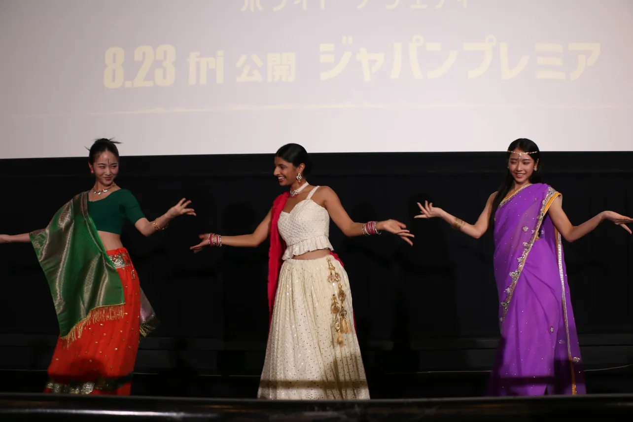 映画「ポライト・ソサエティ」ジャパンプレミアにて、3人がボリウッドダンスシーンを披露