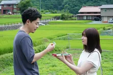成田凌“冴木”が吉川愛“花音”にある男の写真を見せ、見覚えがないか尋ねる<降り積もれ孤独な死よ>