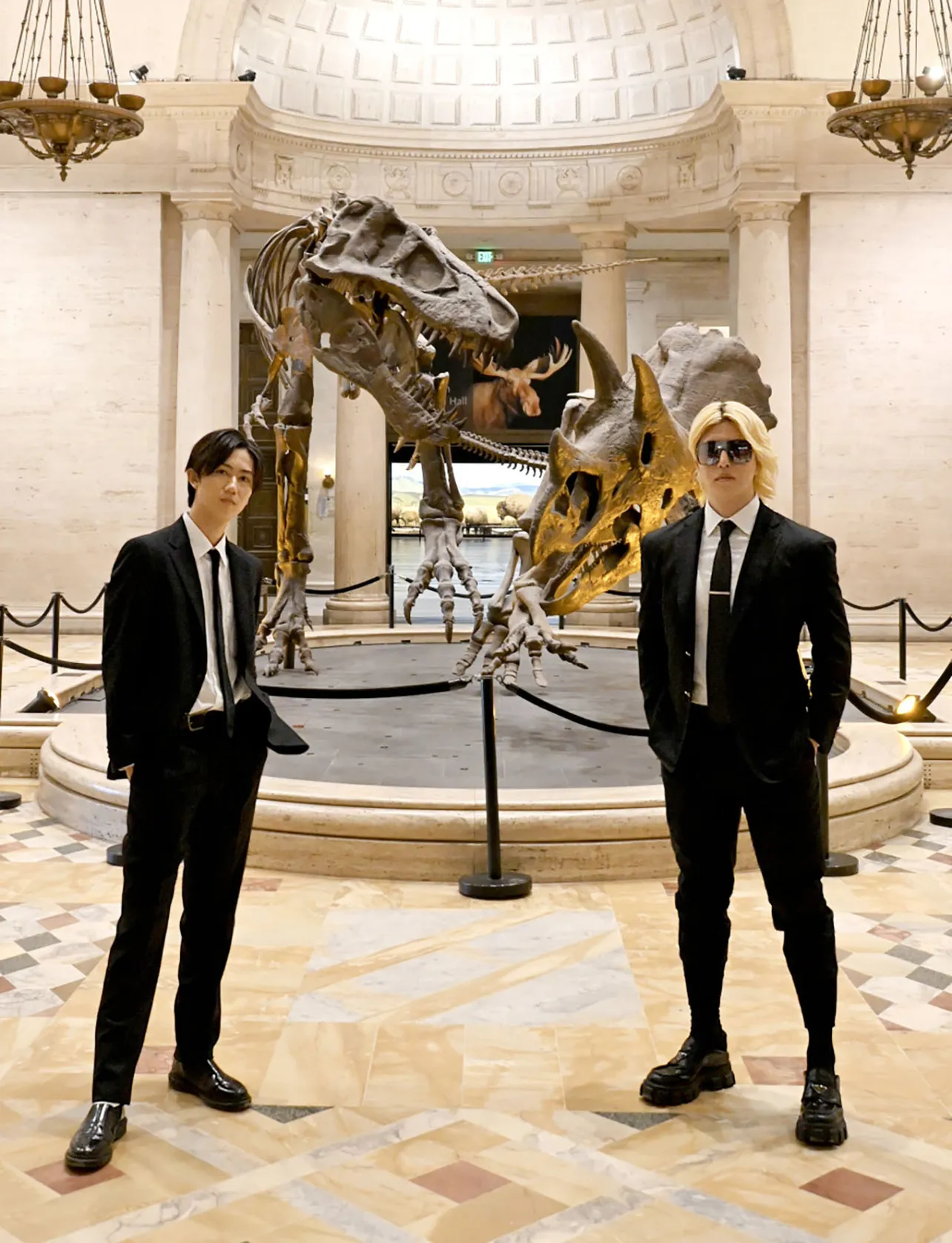 【写真】恐竜の展示物を前にクールなポージングで決める阿部亮平&ROLAND