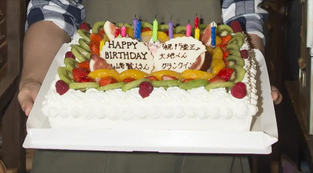 山崎賢人、23歳バースデーに特大ケーキのサプライズ！