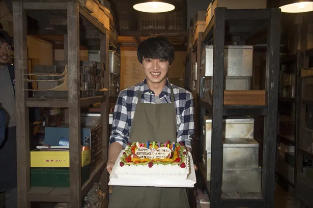 山崎賢人、23歳バースデーに特大ケーキのサプライズ！