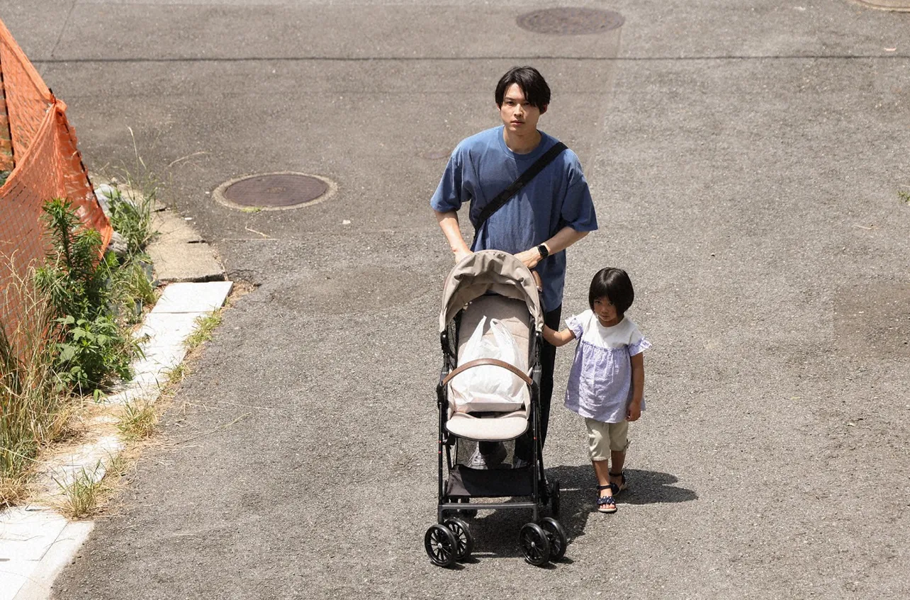 【写真】“リアル親子”にしか見えない…松村北斗“楠見”＆倉田瑛茉“ルカ”