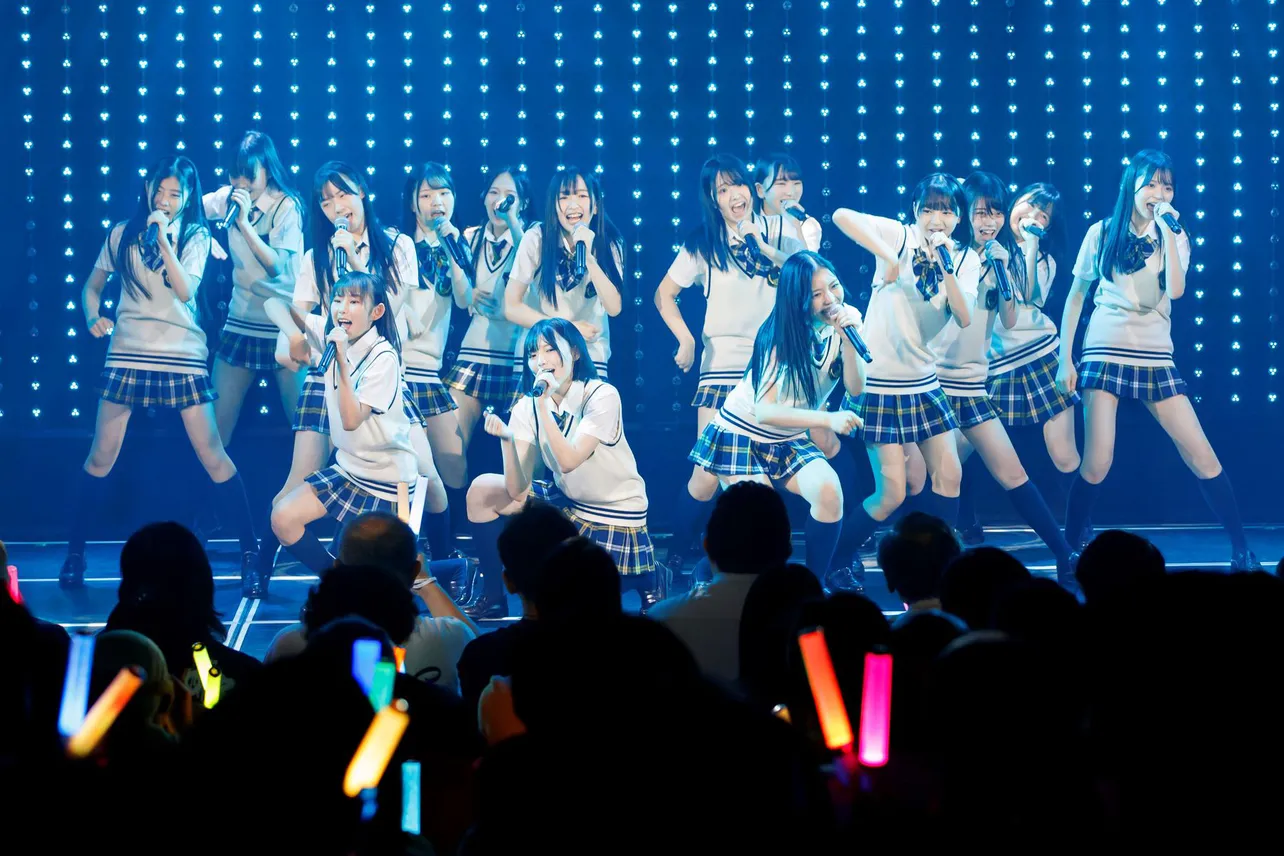 【写真】NMB48の10期研究生15人がNMB48のデビュー曲「絶滅黒髪少女」を元気よくパフォーマンス