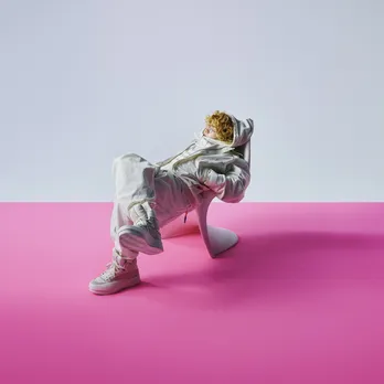 Vaundy、生ライブ映像を掛け合わせた新感覚MV公開