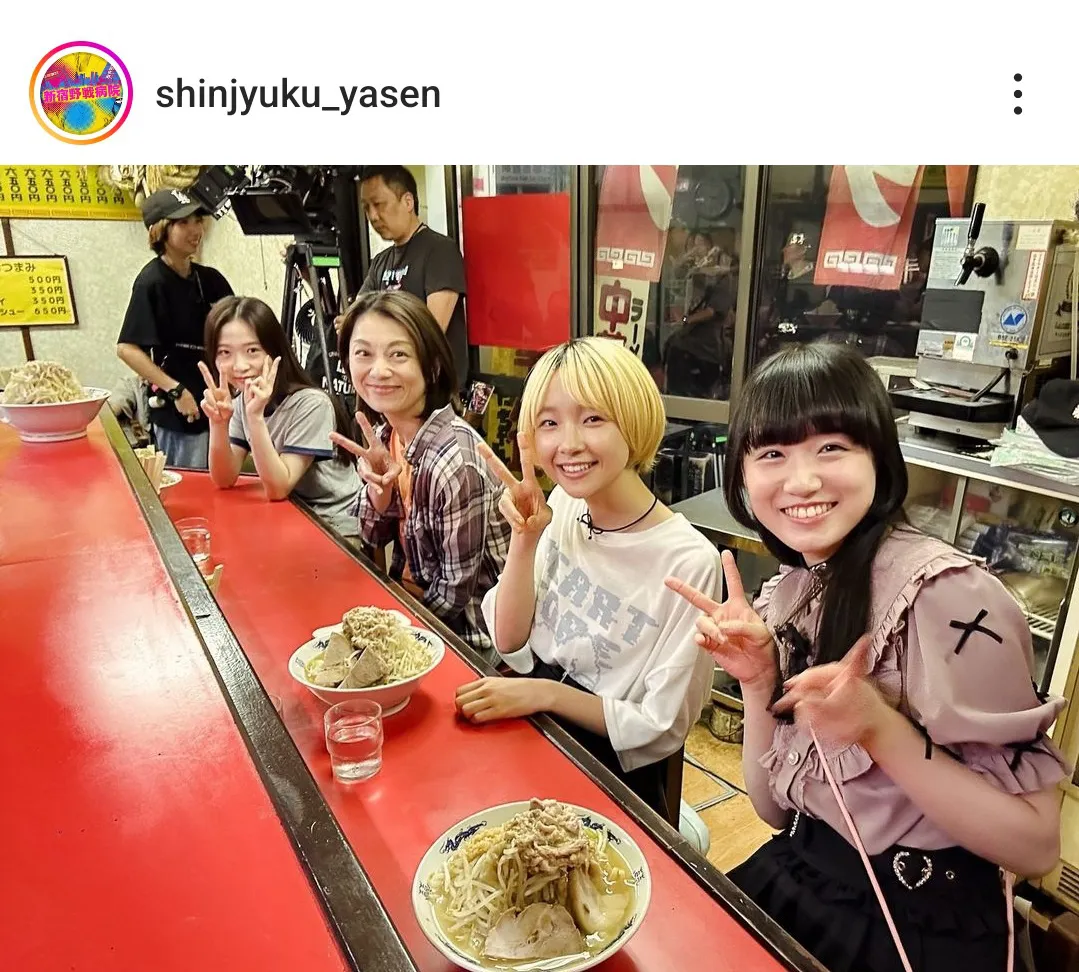 【写真】小池栄子＆伊東蒼＆夏目透羽＆安達木乃、カウンターに並んでラーメンを食べる姿