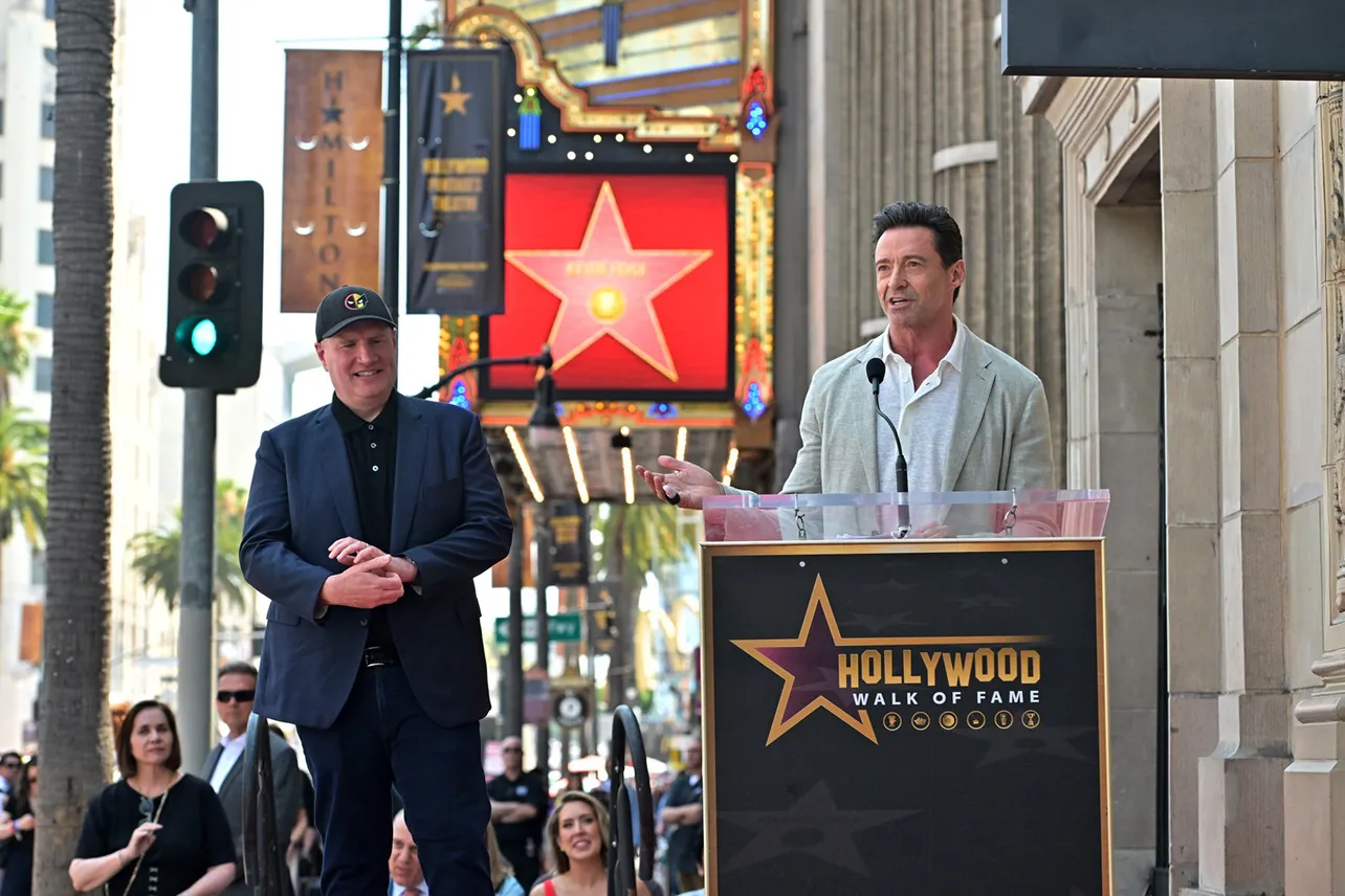 【写真】「ハリウッド・ウォーク・オブ・フェイム」にて(左から)、ケヴィン・ファイギ、ヒュー・ジャックマン