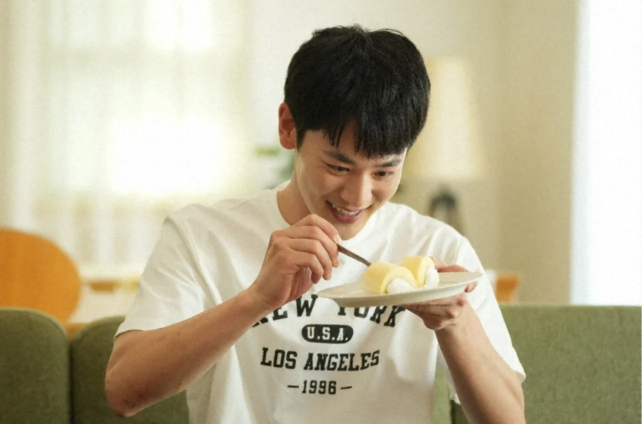 【写真】おいしそうなロールケーキを前に笑顔を浮かべる小林虎之介“太一”