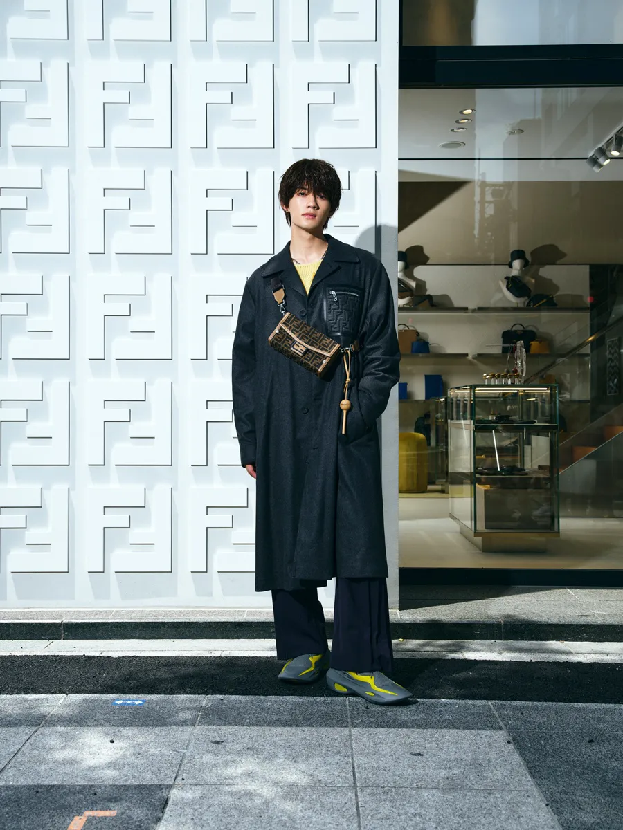 【写真】佐野勇斗、黒のアウターに、FENDI新作バッグを斜めがけ