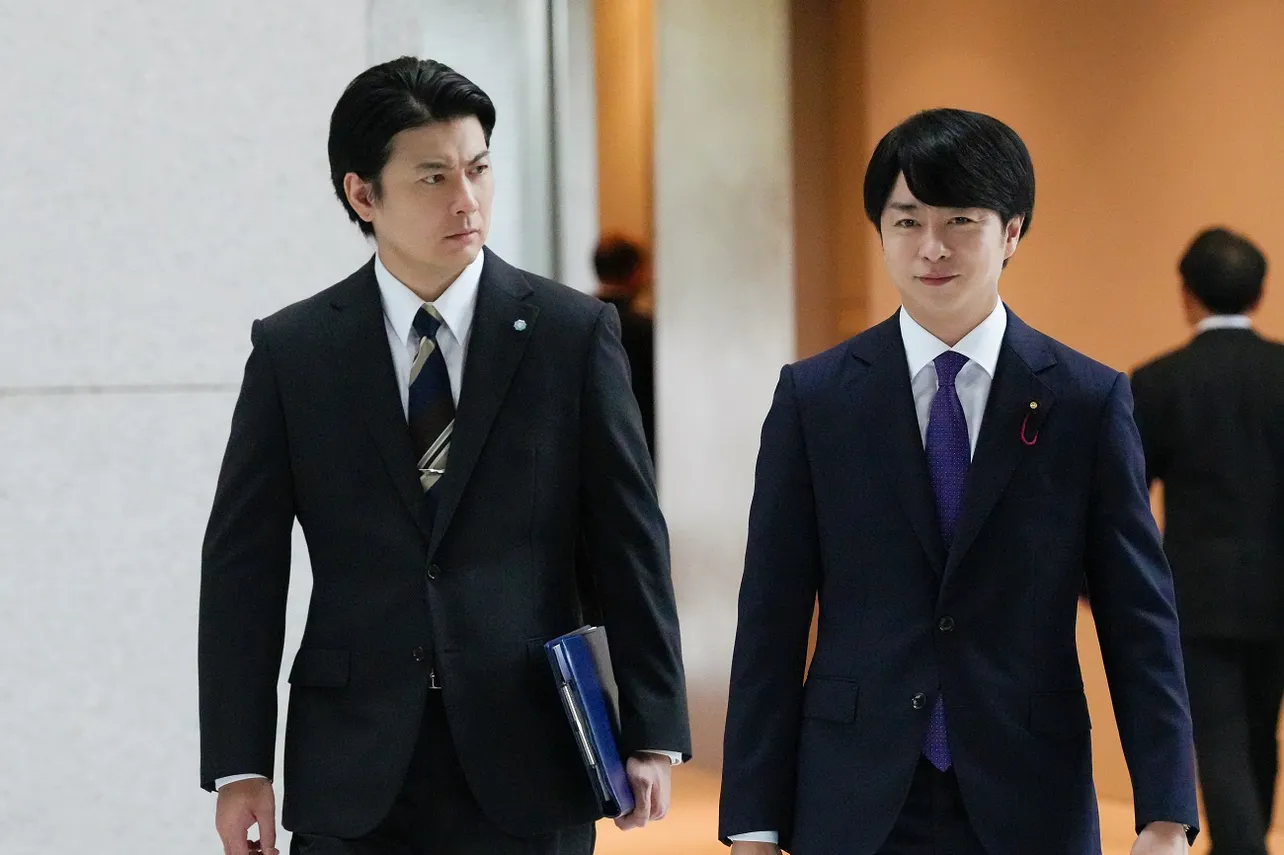 【写真】笑顔の櫻井翔“清家”と怪訝な表情の玉山鉄二“鈴木”