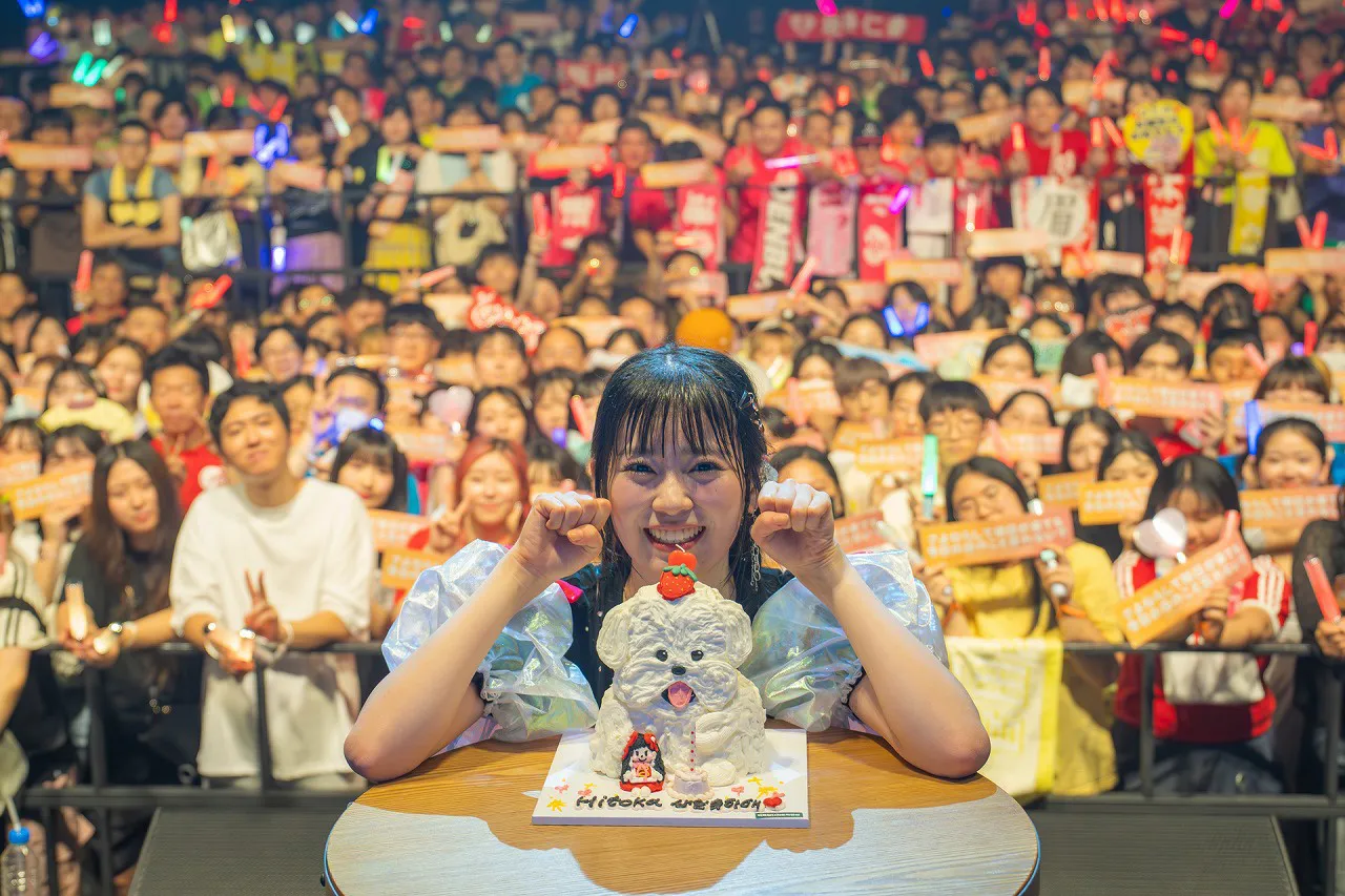 【写真】坂井仁香、愛のこもったバースデーケーキにかわいらしいポーズを決める