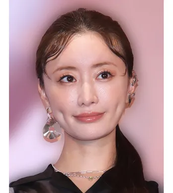 松本まりか、ダブル指ハートポーズ&スマイルショットに「まりかちゃん可愛い」「可愛すぎます」<夫の家庭を壊すまで>