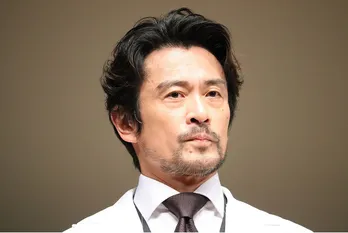 夫婦みたい…内野聖陽、神野三鈴と距離感近めの仲良しショットに「前作からの名コンビ」「楽しそう~」の声<ブラックペアン>