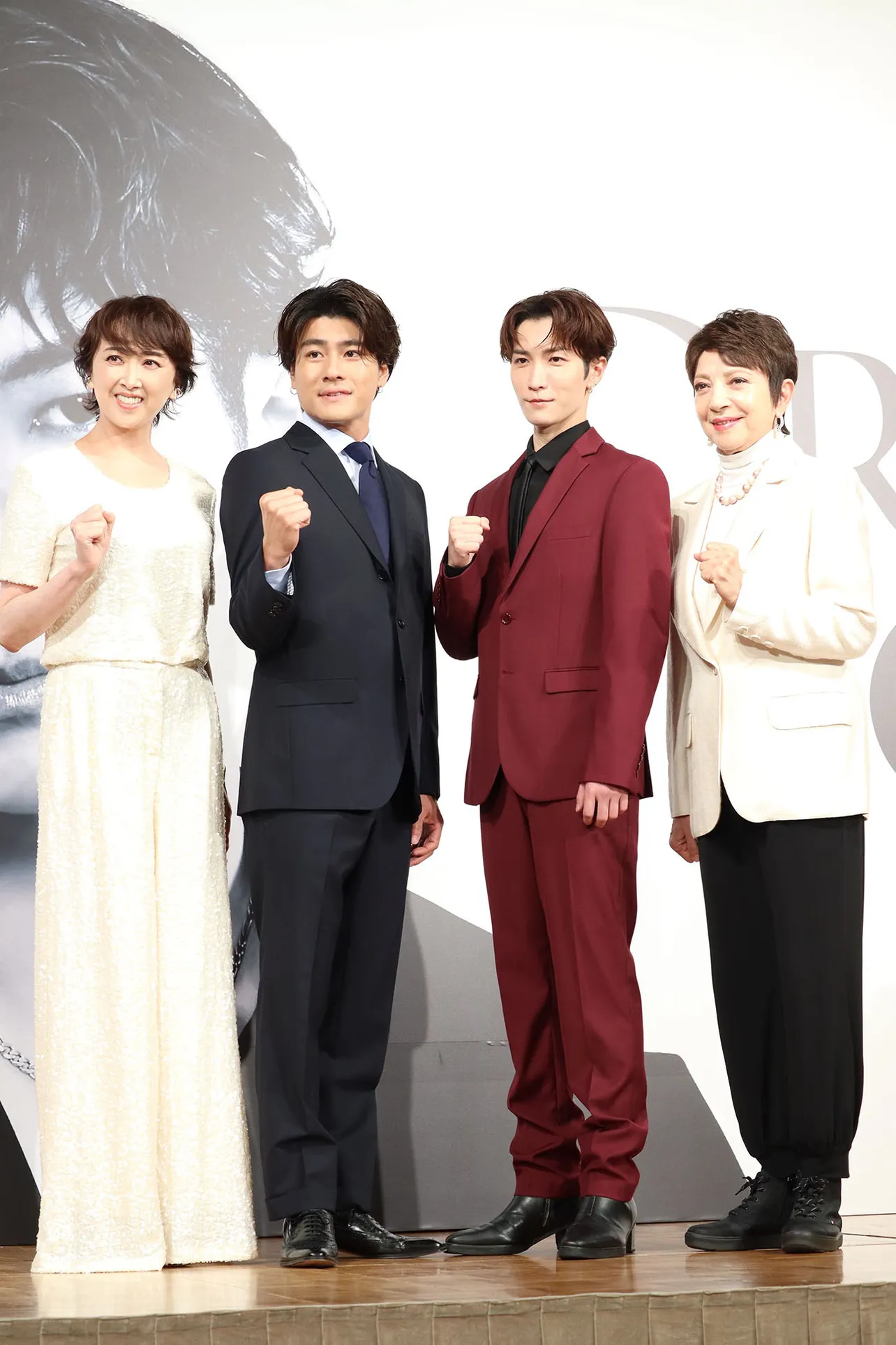 「DREAM BOYS」の制作発表会見が行われ、(左から)紫吹淳、森本慎太郎、渡辺翔太、鳳蘭が登壇した