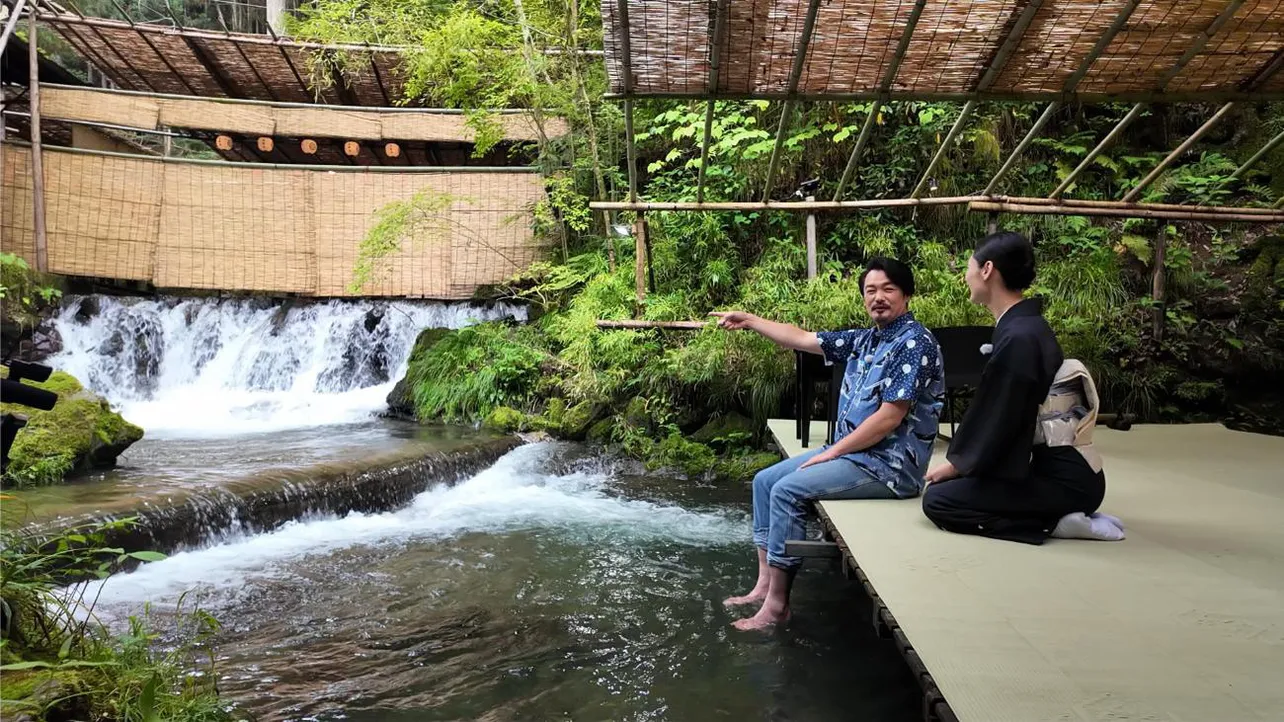 【写真】小田井涼平、冷たい川面に足をさらしてリラックス…