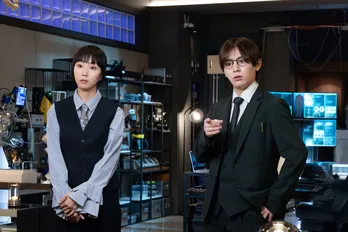 山田涼介“加賀美”が、木南晴夏“芹沢”と倉沢杏菜“リナ”のピンチを救う＜ビリオン×スクール＞