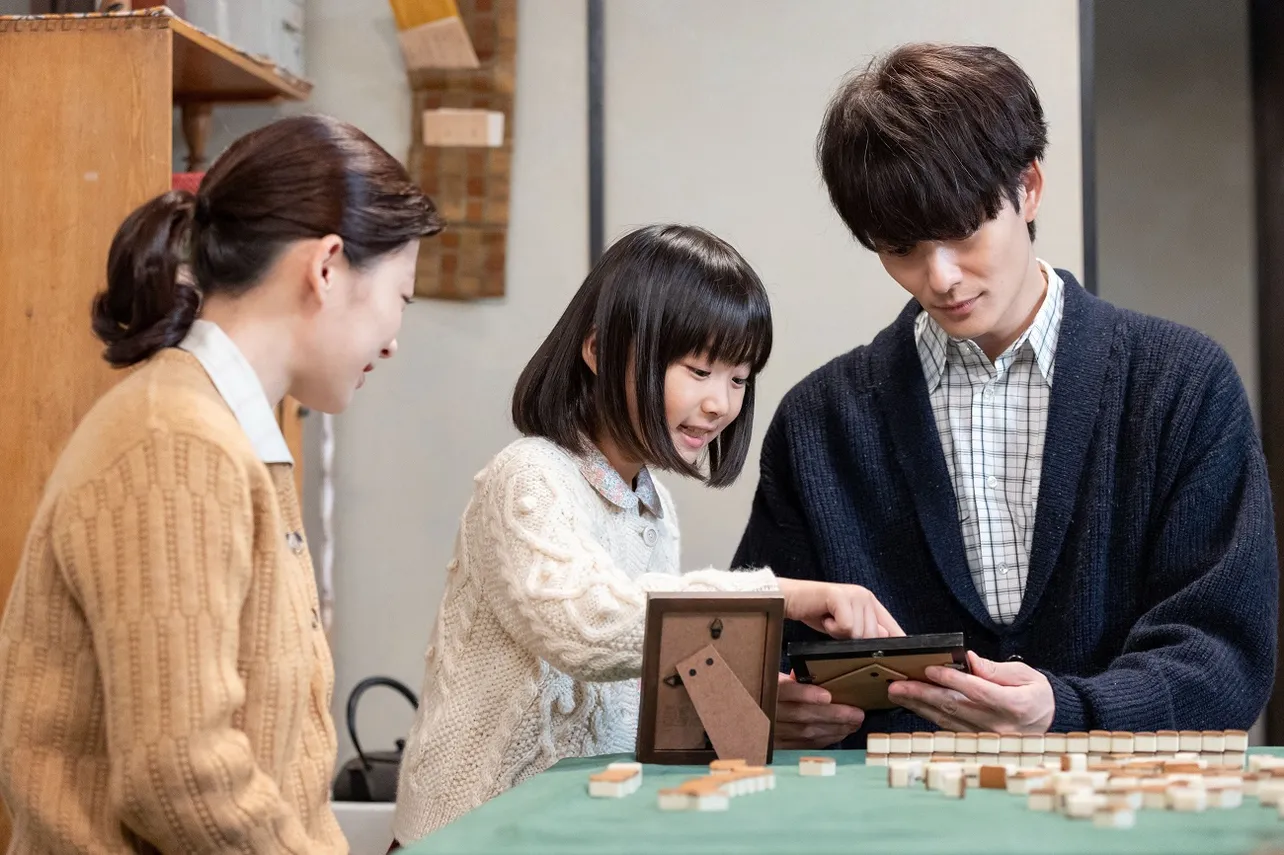 【写真】寅子(伊藤沙莉)が見つめる中、優未(竹澤咲子)と航一(岡田将生)が笑顔で話す