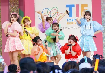 FRUITS ZIPPERら「KAWAII LAB.」のアイドルが集結　新グループお披露目で涙の先輩メンバーも＜TIF＞