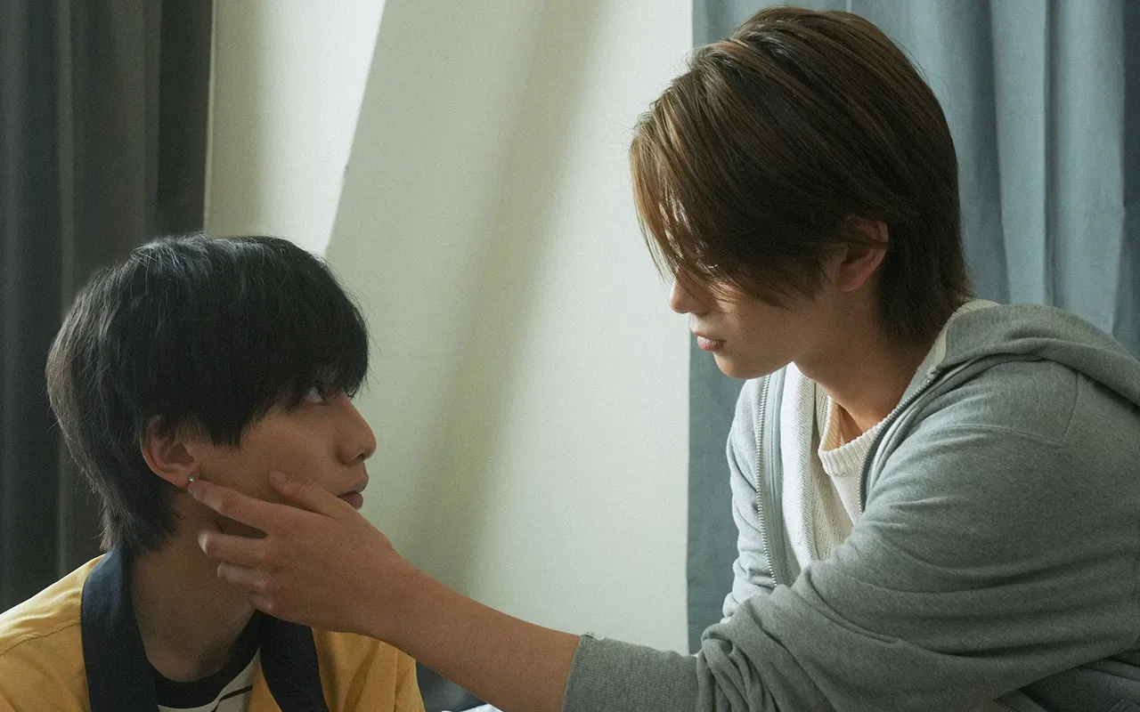 「タカラのびいどろ」第6話では、小西詠斗“大進”が風邪を引いた岩瀬洋志“宝”を心配する