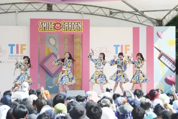 「私立恵比寿中学(妹)」姉組メンバーの衣装で初期楽曲をフレッシュに披露<TIF>