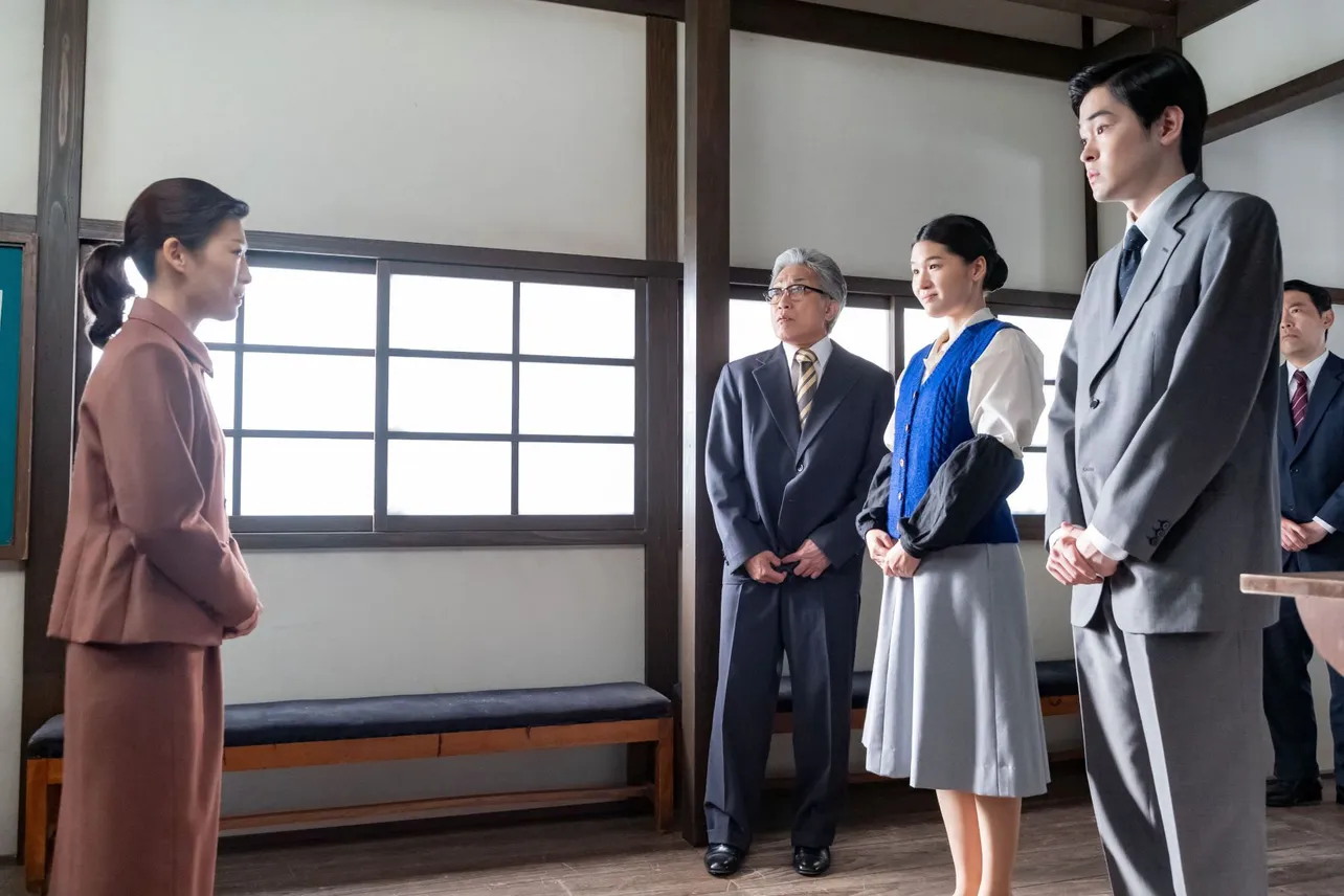 【写真】寅子(伊藤沙莉)、高瀬(望月歩)と小野(堺小春)から「友情結婚」の報告を受ける