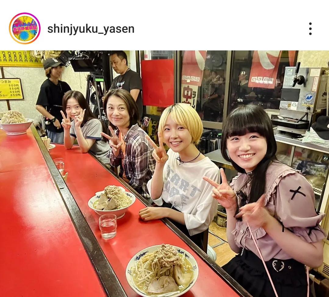 小池栄子＆伊東蒼＆夏目透羽＆安達木乃、カウンターに並んでラーメンを食べる姿