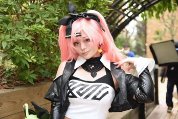 「ゼンレスゾーンゼロ」ニコ・デマラに扮するコスプレイヤー「アタッシュケースはサイズ感にこだわりました」＜acosta!＞