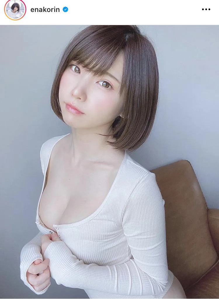 【写真】ニットシャツの胸元からたわわなFカップあらわ…えなこ、清楚な服装からも色気漂うフェロモン放出