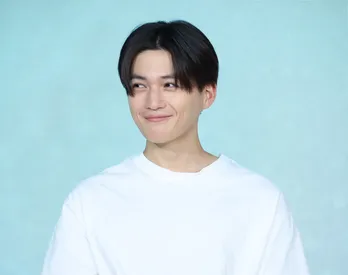 八木勇征、ワンピース姿で特大スマホケースに寝転がるショットに「天使」「ファンタ愛が詰まってる」の声<南くんが恋人!?>