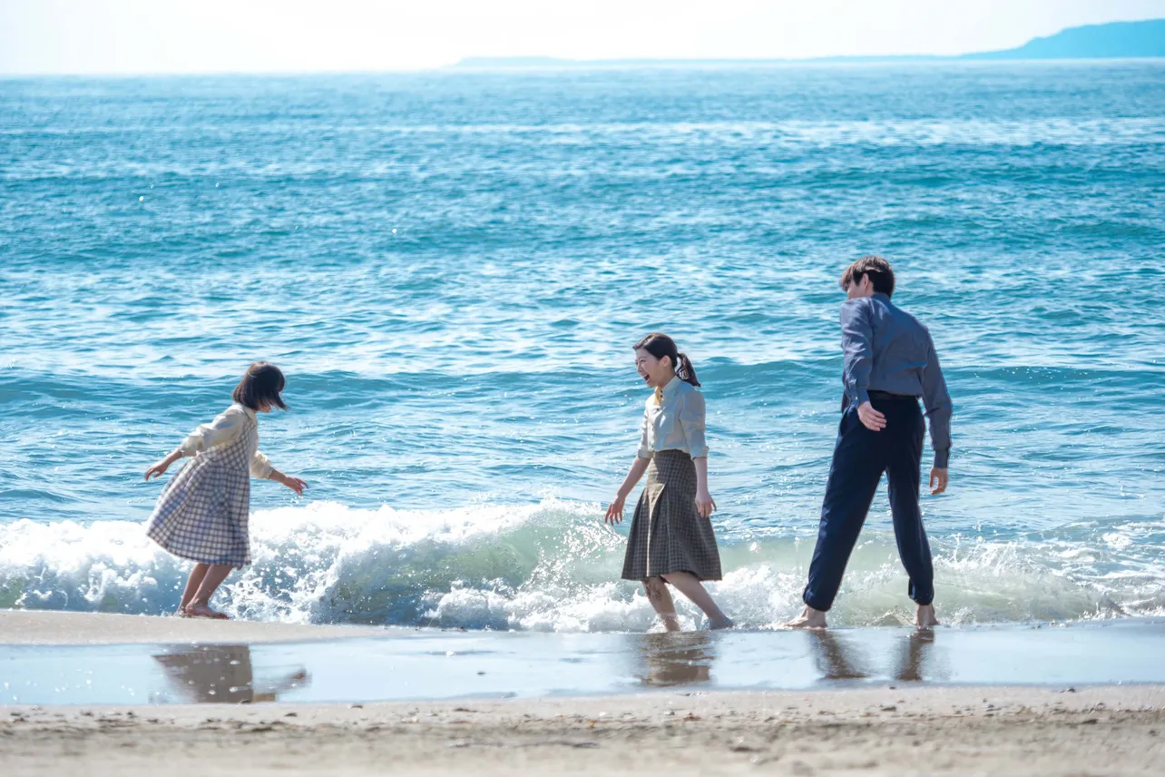 【写真】航一(岡田将生)らと海ではしゃぐ寅子(伊藤沙莉)