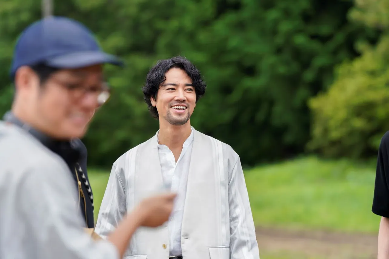 爽やかに現場入りする桐谷