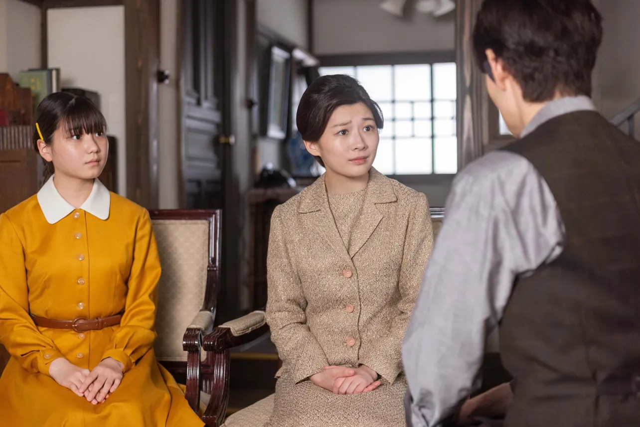 【写真】航一(岡田将生)と話をする寅子(伊藤沙莉)