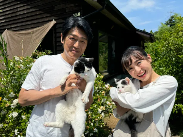 【写真】高橋克典と繁田美貴アナ、自然と猫に癒される…