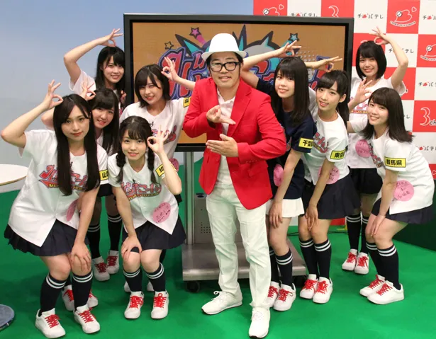 “8ポーズ”のAKB48チーム8のメンバーに囲まれて、鈴木拓はお金のポーズ？