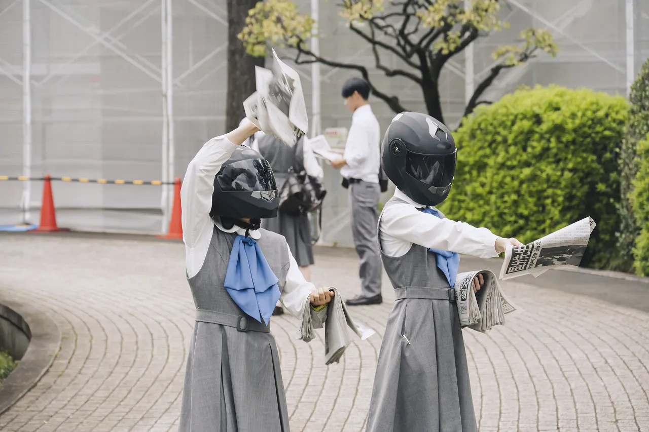 【写真】フルフェイスヘルメット＆JK制服姿で号外を配る藤吉夏鈴“結衣”ら